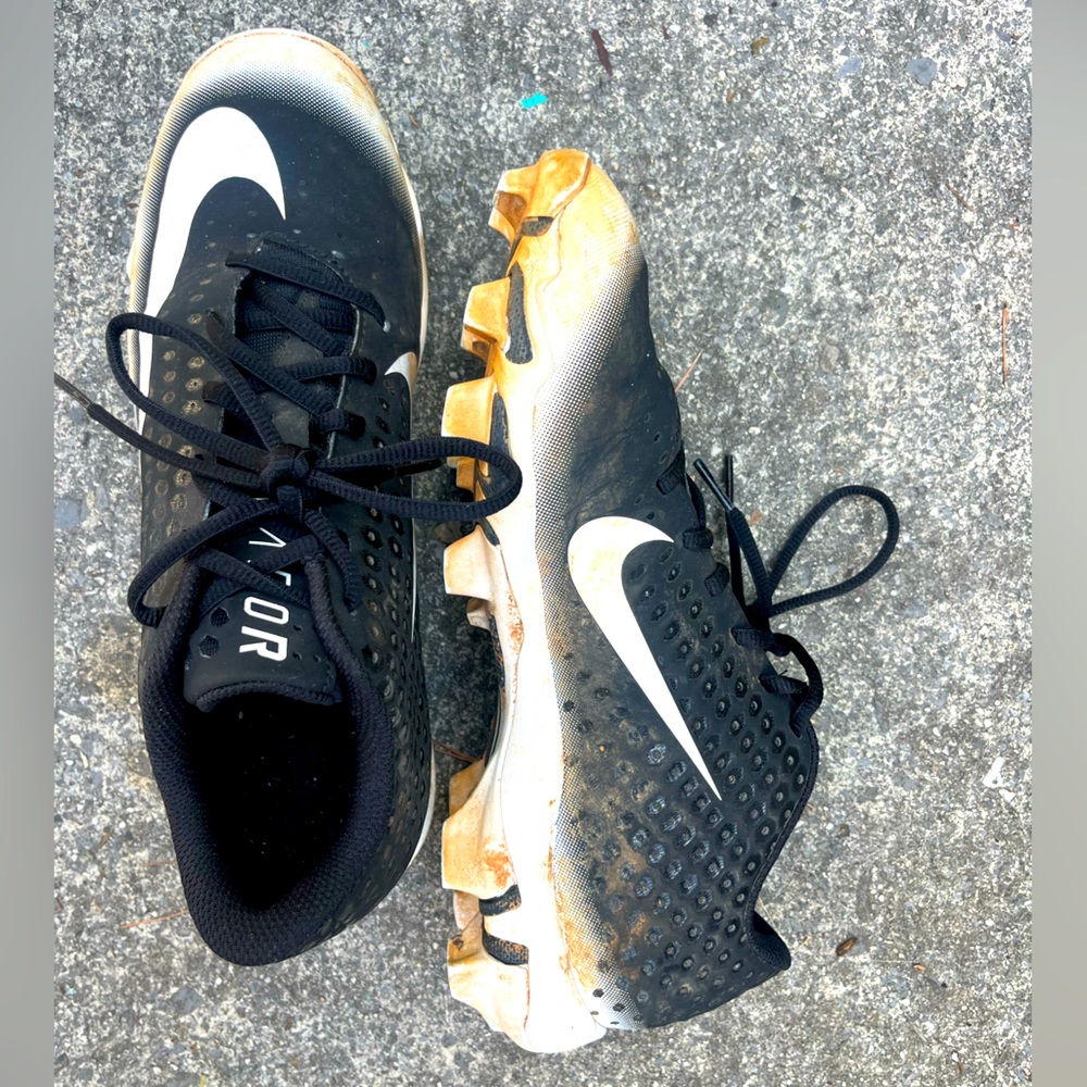 Nike cleats. Big boys size 8. Good condition.